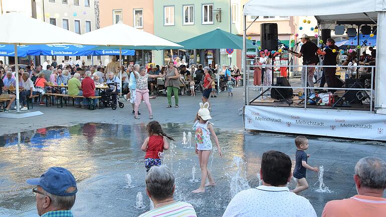 Mittsommernacht mit Abkühlung: Während die Erwachsenen zur Musik der 'Frankinellis' das Tanzbein schwangen, hatten die Kinder am Fontänenbrunnen neben der Bühne Spaß. Mittsommernacht mit Abkühlung: Während die Erwachsenen zur Musik der 'Frankinellis' das Tanzbein schwangen, hatten die Kinder am Fontänenbrunnen neben der Bühne Spaß.