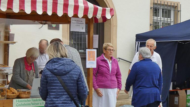 Für die Brotaktionen fast so wichtig wie das Backteam, das Verkaufsteam des Historischen Förderkreises. Auf dem Foto ist Renate Schickram im Stand, Helene Schöner außerhalb. Zum Team gehören außerdem Gabi Denner, Gaby Endres, Michaela Hobner, Gisela Neugebauer und Gaby Vierheilig. Für die Brotaktionen fast so wichtig wie das Backteam, das Verkaufsteam des Historischen Förderkreises. Auf dem Foto ist Renate Schickram im Stand, Helene Schöner außerhalb. Zum Team gehören außerdem Gabi Denner, Gaby Endres, Michaela Hobner, Gisela Neugebauer und Gaby Vierheilig.