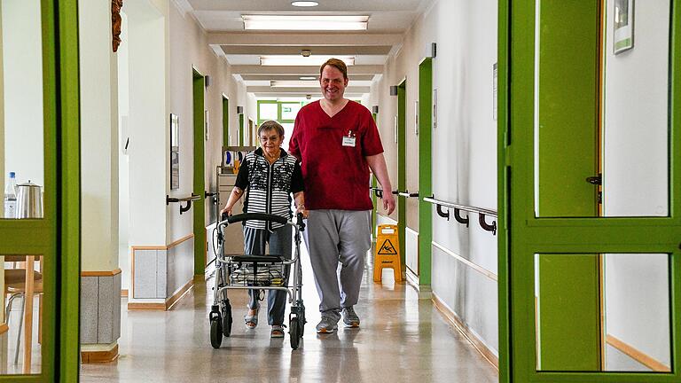 Michael Rügamer arbeitet seit 17 Jahren als Altenpfleger im Seniorenheim St. Nikolaus in Würzburg (im Bild mit Bewohnerin Christa Haub). Er pflege gerne, sagt er – trotz Notstand. Michael Rügamer arbeitet seit 17 Jahren als Altenpfleger im Seniorenheim St. Nikolaus in Würzburg (im Bild mit Bewohnerin Christa Haub). Er pflege gerne, sagt er – trotz Notstand. 