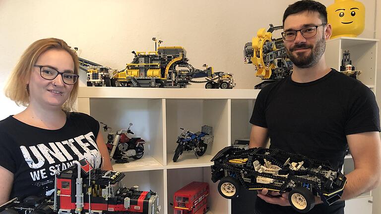 Nina Moosdorf (31) und Jonathan Roth (26) auf Wernfeld haben eine große Lego-Sammlung.
