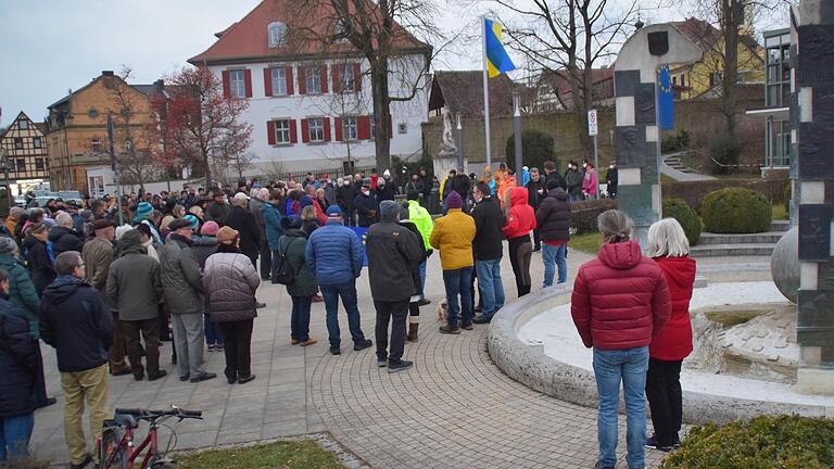 Gut 200 Menschen folgten dem Aufruf von Bürgermeister Wolfgang Lampe und protestierten still gegen den Krieg in der Ukraine.