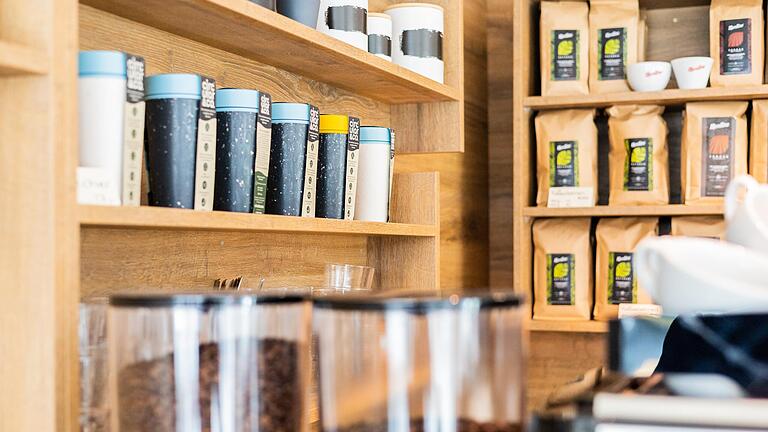 Die Kaffeebohnen kommen von einer Rösterei aus Sizilien Die Kaffeebohnen kommen von einer Rösterei aus Sizilien