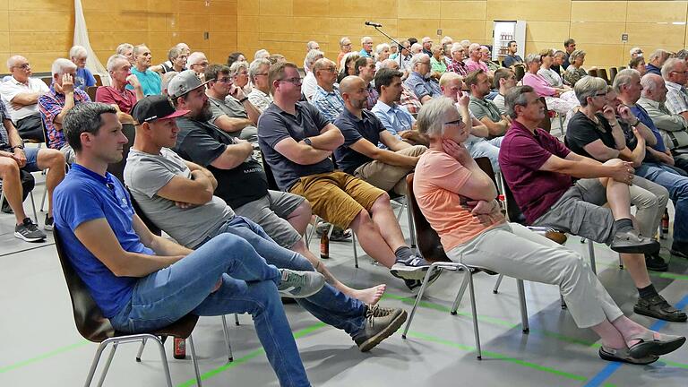 Aufmerksame Zuhörerinnen und Zuhörer bei der Bürgerversammlung in der Mehrzweckhalle Bergtheim. Aufmerksame Zuhörerinnen und Zuhörer bei der Bürgerversammlung in der Mehrzweckhalle Bergtheim.