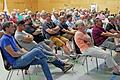 Aufmerksame Zuhörerinnen und Zuhörer bei der Bürgerversammlung in der Mehrzweckhalle Bergtheim.