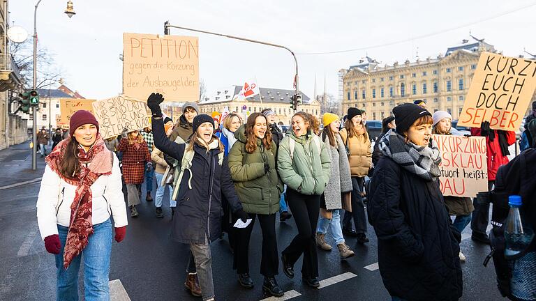 Lautstarker Protest gegen die Kürzung der Ausbaumittel: Auf ihrer Route zur Neuen Uni zogen die Demonstrierenden auch an der Residenz vorbei. Lautstarker Protest gegen die Kürzung der Ausbaumittel: Auf ihrer Route zur Neuen Uni zogen die Demonstrierenden auch an der Residenz vorbei.