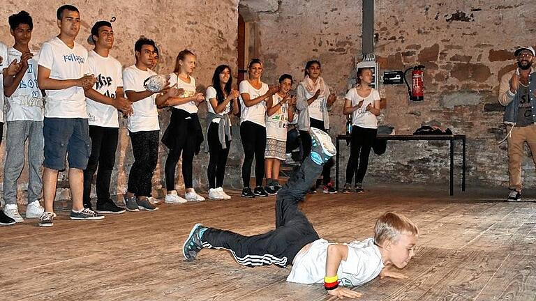 Breakdance- und HipHop-Moves haben die Jugendlichen gemeinsam mit Tanzlehrer Thomas Bagdas einstudiert. Bei einer Abschlussvorführung zeigten sie, was sie schon drauf haben.FOTO: Regina Vossenkaul