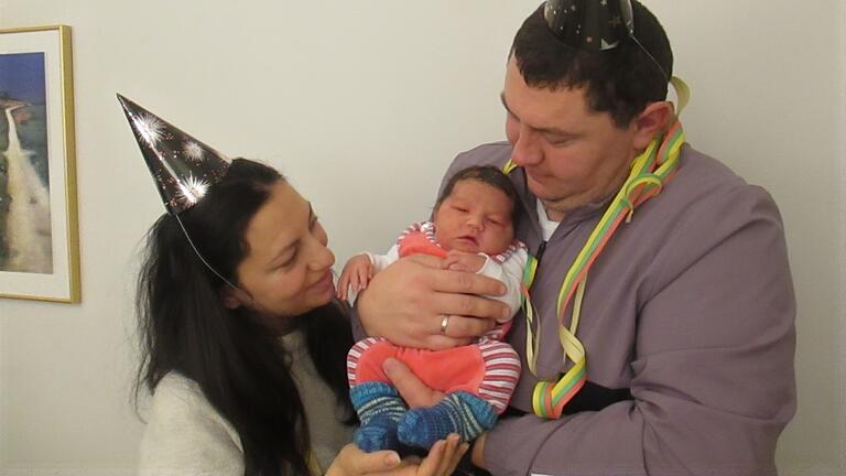 Familie Iorga freut sich über den kleinen Daniel. Er ist das erste Baby, das 2021 in der Klinik Kitzinger Land geboren wurde. Familie Iorga freut sich über den kleinen Daniel. Er ist das erste Baby, das 2021 in der Klinik Kitzinger Land geboren wurde.