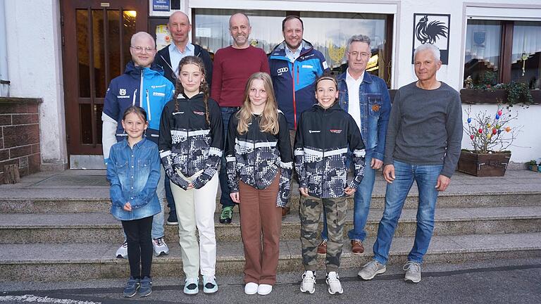 Sportlerehrung beim WSV Oberweißenbrunn: Das Bild zeigt von links (hinten): Maximilian Lange, Ewald Simon, Michael Schrenk, Michael Beer (Vorsitzender Skiverband Unterfranken), Jakob Propp und Dieter Stäblein. Vorne von links: Solveig Mainz, Marlene Günther, Anna Chlebowy und Janis Kansog.