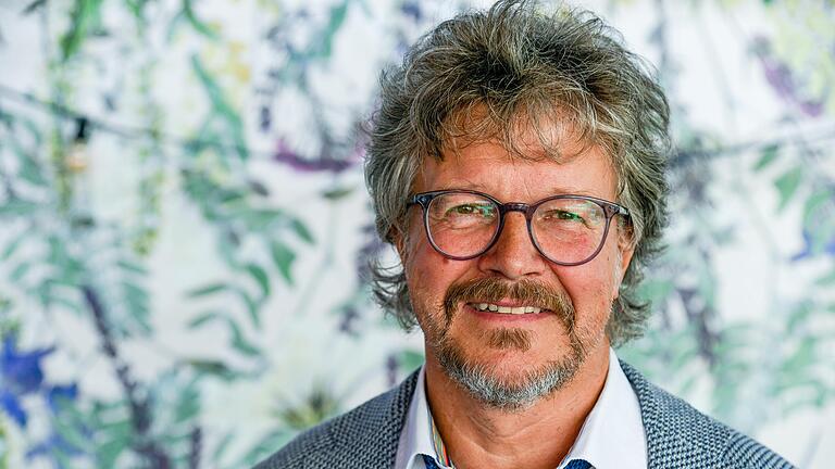 Helmut Schmid ist Vorsitzender des BLLV in Unterfranken und als freigestellter Personalratsvorsitzender für die Lehrkräfte an den unterfränkischen Grund- und Mittelschulen zuständig. Helmut Schmid ist Vorsitzender des BLLV in Unterfranken und als freigestellter Personalratsvorsitzender für die Lehrkräfte an den unterfränkischen Grund- und Mittelschulen zuständig.