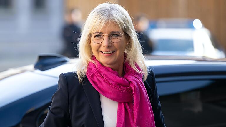 Seit Februar 2022 ist Ulrike Scharf Sozialministerin in Bayern. Jetzt hat die CSU-Politikerin einen scharfen Vorschlag zur Arbeitszeit gemacht. Seit Februar 2022 ist Ulrike Scharf Sozialministerin in Bayern. Jetzt hat die CSU-Politikerin einen scharfen Vorschlag zur Arbeitszeit gemacht.