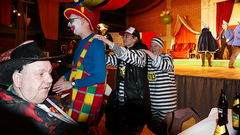 Bei der ersten inklusiven Prunksitzung des Kleinrinderfelder Karneval Clubs standen Musik und Tanz im Mittelpunkt.