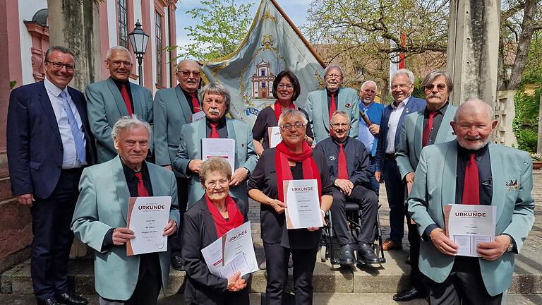 Ehrungsfoto MGV (von links) vordere Reihe Heinz Ebel, Ursula Stöhr, Barbara Kinzkofer und Otto Kreußer, dahinter Bürgermeister Jürgen Götz, 2. Vorsitzender Jürgen Arntz, Artur Fleckenstein, Erich Schmidt, Christel Schelbert, 1. Vorsitzender Karl-Ludwig Bayerlein, Altbürgermeister Rainer Kinzkofer, Fahnenträger Stefan Oppmann, Alois Henn und Walter Schad.