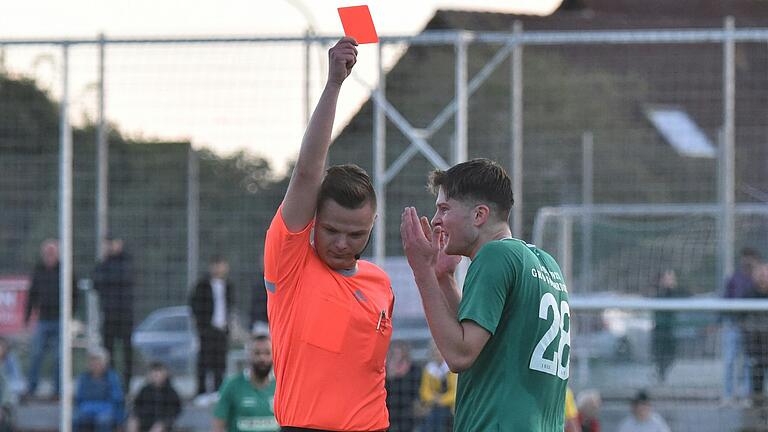 Diego Schwab (rechts) fehlt dem TSV Großbardorf nach seiner Roten Karte in der Nachspielzeit am Samstag beim Rückspiel in Coburg.