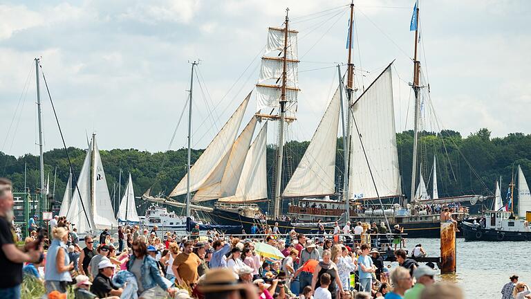 Kieler Woche       -  Zahlreiche große und kleine Segelschiffe fahren während der Windjammerparade auf der Kieler Förde.