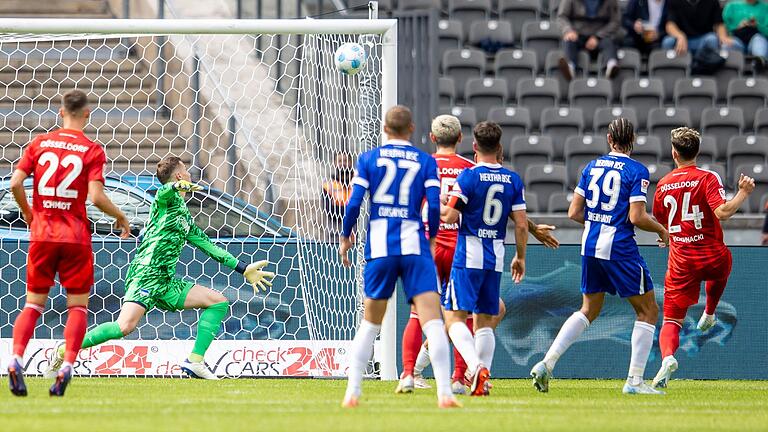 Hertha BSC - Fortuna Düsseldorf       -  Dawid Kownacki (r) führte Fortuna Düsseldorf zum Sieg in Berlin.