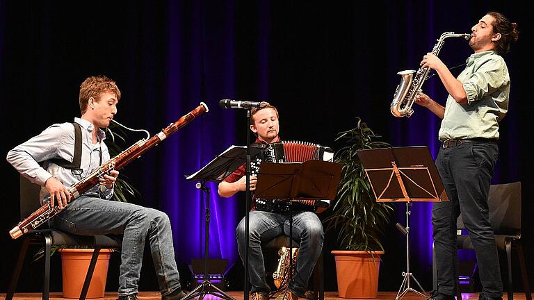 Der Seniorenbeirat der Stadt Haßfurt, der gemeinnützige Verein &bdquo;Yehudi Menuhin Live Music Now Franken&ldquo; und das Trio &bdquo;BunterKunt&ldquo; mit Nico Theodossiadis (Saxophon), Matthias Löffelmann (Fagott) und Nico Graz (Akkordeon) boten den Besuchern des kostenlosen &bdquo;Konzerts für Senioren&ldquo; in der Stadthalle in Haßfurt einen besonderen Genuss.