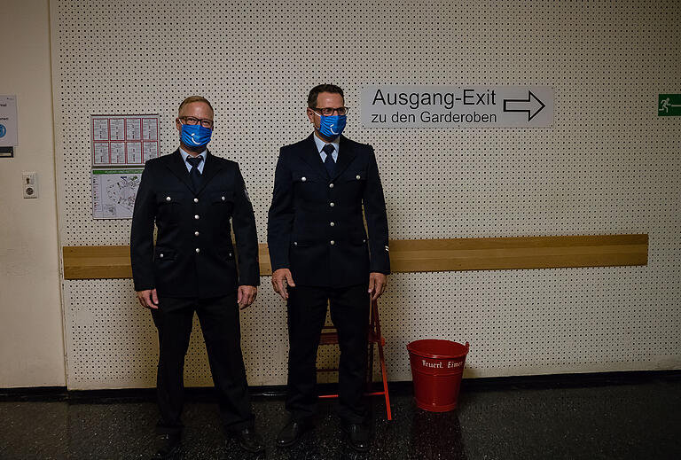 Maskenpflicht auch hinter den Kulissen: Feuerwehrmänner im Schweinfurter Theater.&nbsp;