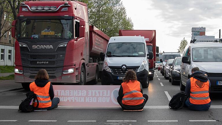 Mit Straßenblockaden versuchen Aktivisten der Letzten Generation, wie hier in Berlin, ihrer Forderung nach mehr Klimaschutz Nachdruck zu verleihen.