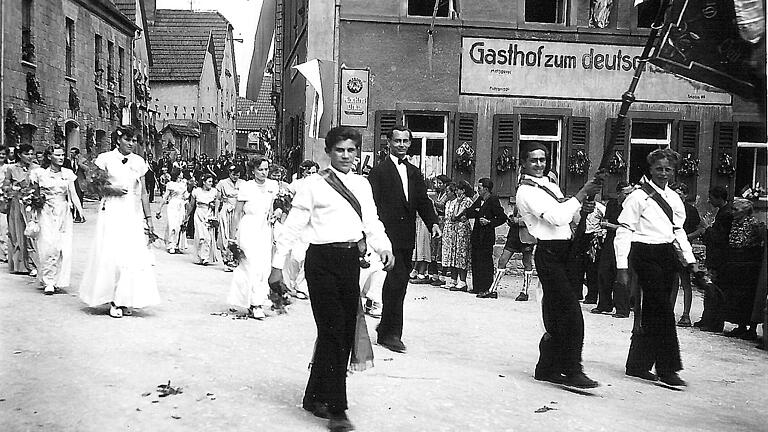 50 Jahre nach seiner Gründung zeigte der Gesangverein 'Edelweiß' Gambach zum ersten Mal seine Vereinsfahne.