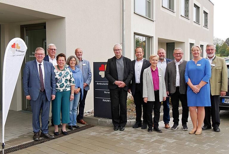 Der Vorstand der Caritas Sozialstation St. Gregor Fährbrück e.V. mit seinen Ehrengästen am Tag der Eröffnung. Das Foto zeigt von links: Landtagsabgeordneter Volkmar Halbleib, Vereinsvorsitzender Axel Möller, Beisitzerin Sieglinde Bayerl, Landtagsabgeordnete Kerstin Celina, Schriftführer Armin Hackl, die Pfarrer Helmut Rügamer und Ivar Brückner, Geschäftsführerin Birgit Schuhmann, Landrat Thomas Eberth, Landtagsabgeordneter Manfred Ländner, die stellvertretende Vorsitzende Angelika Königer und Beisitzer Michael Weber.