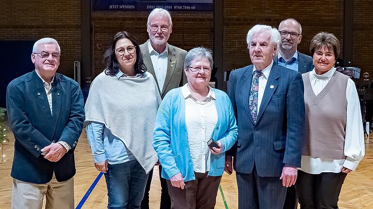 Von links: Vorstandsmitglied Peter Förster, Bürgermeisterin Ayfer Rethschulte, Vorstandsvorsitzender Dr. Reginhard von Hirschhausen, Sabine Horz, Wolfgang Schmidt, Vorstandsmitglied Martin Vollmert und Sportliche Leiterin Anita Dietrich.