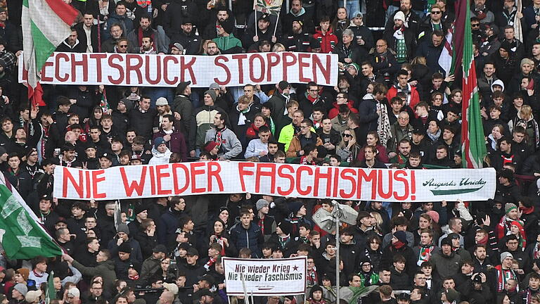 FC Augsburg.jpeg       -  FC Augsburg Fußball 1. Bundesliga / FCA / FC Augsburg - FC Bayern München  2:3Bild: Ulrich WagnerFans / Zuschauer mit Banner gegen rechts