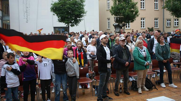 Bei der Nationalhymne erhoben sich die Besucher von den Sitzplätzen, die Zeit bis zum Anstoß wurde mitgezählt. Bei der Nationalhymne erhoben sich die Besucher von den Sitzplätzen, die Zeit bis zum Anstoß wurde mitgezählt.