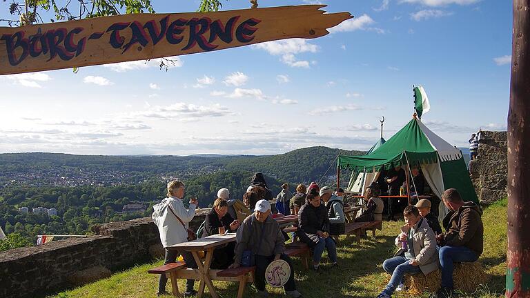 Über 2500 Gäste genossen das vielfältige Programm und den Herrlichen Ausblick von Burg Botenlauben. - Über 2500 Gäste genossen das vielfältige Programm und den Herrlichen Ausblick von Burg Botenlauben. Über 2500 Gäste genossen das vielfältige Programm und den Herrlichen Ausblick von Burg Botenlauben. - Über 2500 Gäste genossen das vielfältige Programm und den Herrlichen Ausblick von Burg Botenlauben.