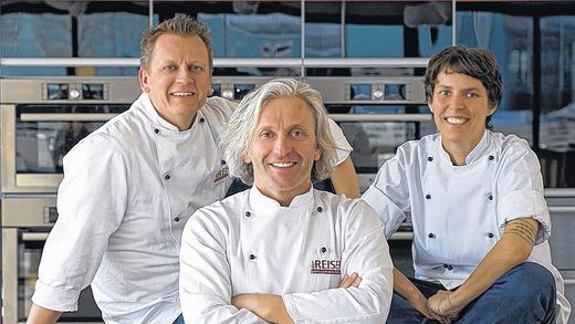 Traum-Trio im Reisers am Stein: Patron Bernhard Reiser (vorne) mit seinen Partnern Michael Hüsken und Caroline Baum.