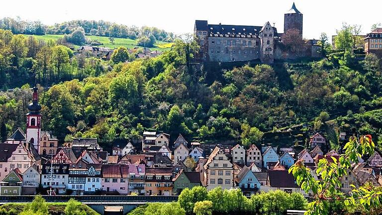 Die Kulisse von Rothenfels mit der mächtigen Burg.