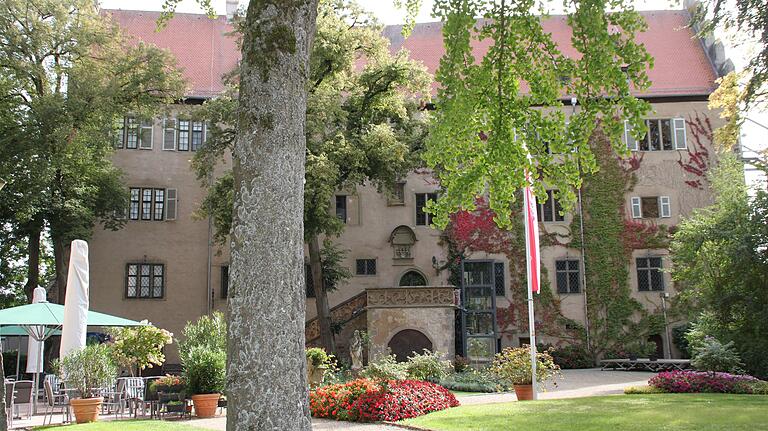 Schloss Aschach mit Schlossmühle/Depot. Vor allem zu sehen Innenhof mit Graf-Luxburg-Museum, aber auch Schulmuseum und Volkskundemuseum.