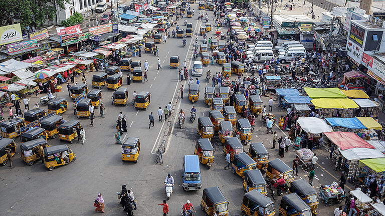 Übersichtsbild Hyderabad Innnenstadt. Aufgenommen von Charminar in der Innenstadt von Hyderabad Richtung Pathergatti Road. . Aufgenommen am 15.4.2015 in Sivananda Hyderabad.