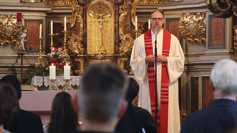 Pfarrer Thomas Menzel beim Gottesdienst in Mellrichstadt.