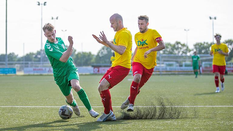 Philipp Aumüller (links) vom TSV Großbardorf setzt sich in dieser Situation gegen Manuel Hümmer (Mitte) und Simon Allgaier (rechts) von der DJK Don Bosco Bamberg durch.