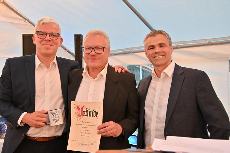 Alfons Dertinger (Mitte) wurde beim Festkommers zum 100. Gründungsjubiläum des SV Wittighausen zum Ehrenmitglied ernannt, links Vorstand Gerhard Bachert, rechts Laudator Martin Pruszydlo. Alfons Dertinger (Mitte) wurde beim Festkommers zum 100. Gründungsjubiläum des SV Wittighausen zum Ehrenmitglied ernannt, links Vorstand Gerhard Bachert, rechts Laudator Martin Pruszydlo.