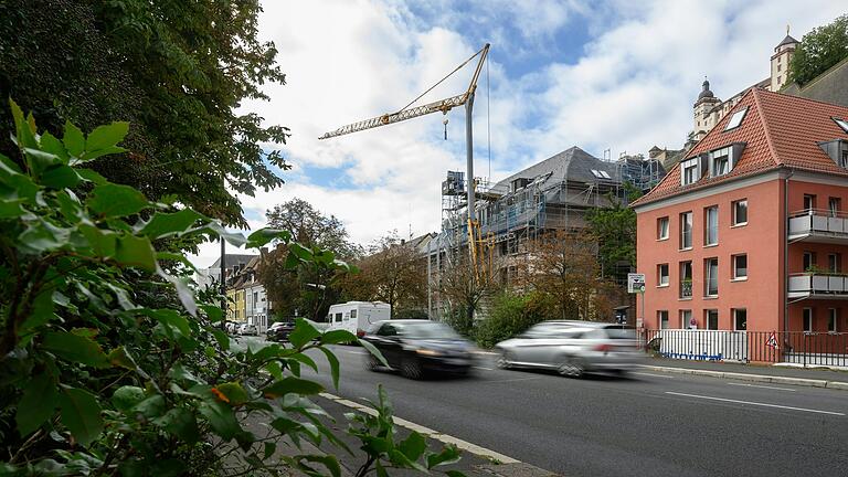Blick auf den Kran am Verwaltungsgericht in Würzburg. Noch bis 2025 soll er dort stehen. Blick auf den Kran am Verwaltungsgericht in Würzburg. Noch bis 2025 soll er dort stehen.