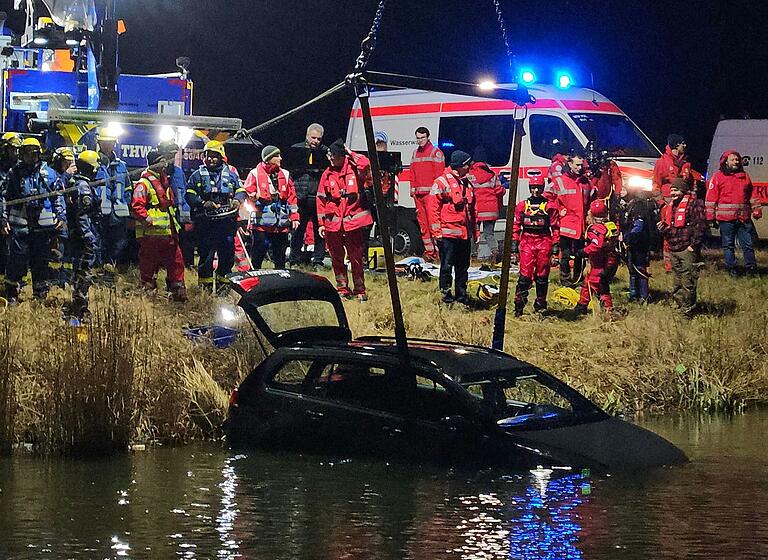 Ungebremst raste der Fahrer dieses Wagens bei Fahr in den Main. Ein Großaufgebot an Hilfskräften war mit der Bergung beschäftigt. Ungebremst raste der Fahrer dieses Wagens bei Fahr in den Main. Ein Großaufgebot an Hilfskräften war mit der Bergung beschäftigt.