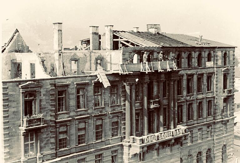 Zwei Jahre nach dem Ende des Krieges wurde das am 16. März 1945 teilweise erhalten gebliebene Buchnersche Palais leicht verändert wiederaufgebaut.