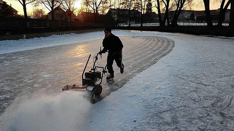 Eislaufen auf dem Mühlweiher - (la) Rechtzeitig zum Wochenende war er bestens präpariert, der Mühlweiher bei Dürrfeld. Dank des Dauerfrosts in den letzten Wochen hatte sich auf dem See eine dicke und tragende Eisschicht gebildet, die zum Eislaufen und Hockeyspielen einlud. Alt und Jung nutzten diese Gelegenheit. Und wer selbst keine Kufen an den Füßen hatte, beobachtete das Geschehen auf dem Eis als Zuschauer. Im Herbst wird der Wasserspiegel des von der Anglergemeinschaft Grettstadt-Dürrfeld genutzten Weihers an der Ortsausfahrt in Richtung Prosselsheim stets abgesenkt. So lange zugefroren wie jetzt war der Teich in den letzten Jahren jedoch nicht. Eislaufen auf dem Mühlweiher - (la) Rechtzeitig zum Wochenende war er bestens präpariert, der Mühlweiher bei Dürrfeld. Dank des Dauerfrosts in den letzten Wochen hatte sich auf dem See eine dicke und tragende Eisschicht gebildet, die zum Eislaufen und Hockeyspielen einlud. Alt und Jung nutzten diese Gelegenheit. Und wer selbst keine Kufen an den Füßen hatte, beobachtete das Geschehen auf dem Eis als Zuschauer. Im Herbst wird der Wasserspiegel des von der Anglergemeinschaft Grettstadt-Dürrfeld genutzten Weihers an der Ortsausfahrt in Richtung Prosselsheim stets abgesenkt. So lange zugefroren wie jetzt war der Teich in den letzten Jahren jedoch nicht.