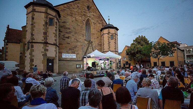 Die St. Johannis Kirche sorgt hinter der Bühne für ein besonderes Ambiente.