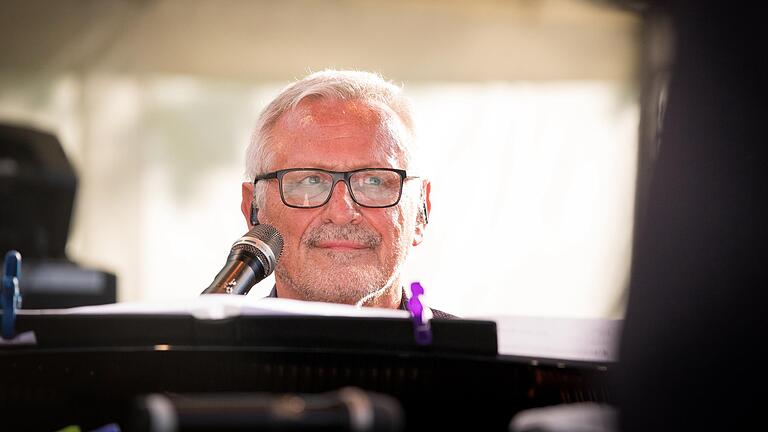 Und zum 'Weltenbrand' gesellt sich der Abendgesang der Würzburger Vögel: Konstantin Wecker beim Extrakonzert von 'Songs an einem Sommerabend'.&nbsp; &nbsp;&nbsp;