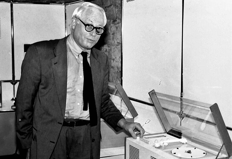 1998 in Marktheidenfeld zu Gast: Braun-Industriedesigner Dieter Rams und die Radio-Phono-Kombination SK 4 – der legendäre &quot;Schneewittchensarg&quot;.