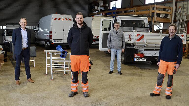 Im Beisein von (im Bild von links) Bürgermeister Horst Herbert erfolgte die offizielle Übergabe der Amtsgeschäfte an den neuen Bauhofleiter Nicolas Höfer durch Bauamtsleiter Robert Herbig und Vorgänger Georg Wieland. Höfer ist staatlich geprüfter Meister im Garten- und Landschaftsbau und bereits seit sieben Jahren bei der Gemeinde beschäftigt und mit allen Tätigkeitsbereichen vertraut. Im Beisein von (im Bild von links) Bürgermeister Horst Herbert erfolgte die offizielle Übergabe der Amtsgeschäfte an den neuen Bauhofleiter Nicolas Höfer durch Bauamtsleiter Robert Herbig und Vorgänger Georg Wieland. Höfer ist staatlich geprüfter Meister im Garten- und Landschaftsbau und bereits seit sieben Jahren bei der Gemeinde beschäftigt und mit allen Tätigkeitsbereichen vertraut.