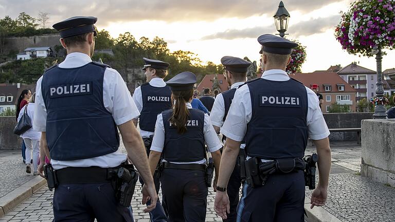 Die Polizei hat im Corona-Jahr 2020 verstärkt Präsenz in der Innenstadt gezeigt. Im Bild eine Kontrolle auf der Alten Mainbrücke.