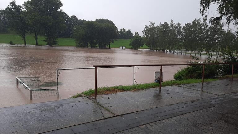 Die vom Hochwasser überfluteten Dingolshäuser Sportplätze am Freitag. Die vom Hochwasser überfluteten Dingolshäuser Sportplätze am Freitag.