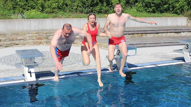 Und ab in die neue Badesaison in Abtswind: Bürgermeister Jürgen Schulz ging zum Start mit Gitte und Jürgen Kaiser von der Scwimmbad-Initiative gleich mal baden.