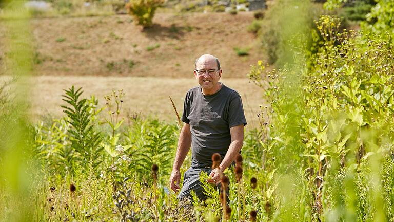 Gerd Vogg steht in der noch grünen Prärie, während die Graslandschaft – bei gleichen Bedingungen – im Hintergrund schon komplett vertrocknet ist. Gerd Vogg steht in der noch grünen Prärie, während die Graslandschaft – bei gleichen Bedingungen – im Hintergrund schon komplett vertrocknet ist.