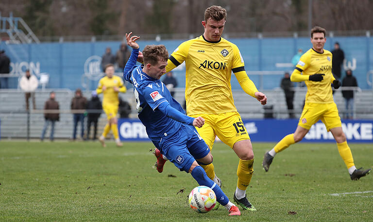 Kickers-Abwehrmann Felix Göttlicher (rechts) stoppt den Karlsruher Julian Gerold.