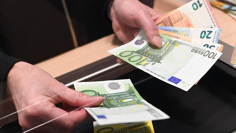 BGH verkündet Urteil zu Bankgebühren für Schalterbuchungen.jpeg       -  Eine Frau lässt sich in einer Bankfiliale am Schalter Bargeld auszahlen. In vielen europäischen Ländern gehen Barzahlungen weit schneller zurück als in Deutschland.