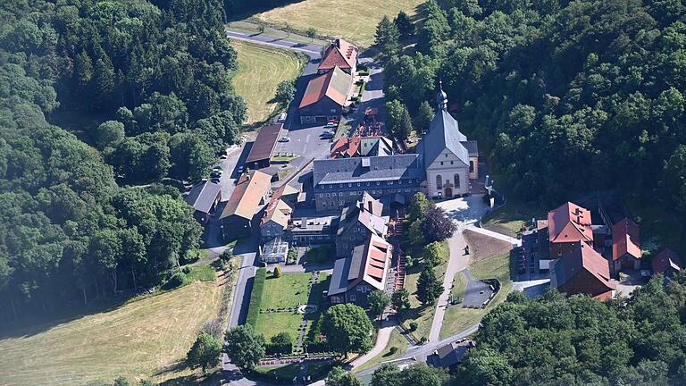 Am Kloster Kreuzberg soll laut KI das Kreuzbergbier getestet werden. Am Kloster Kreuzberg soll laut KI das Kreuzbergbier getestet werden.
